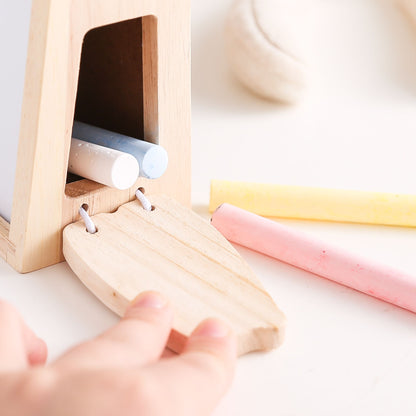 Kind oefent tellen en rekenen met een houten Montessori telraam