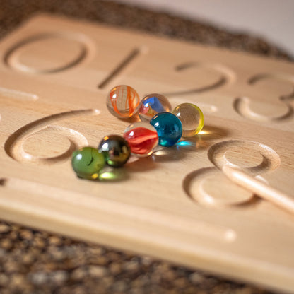 Houten schrijfbord voor kinderen om letters en cijfers te volgen