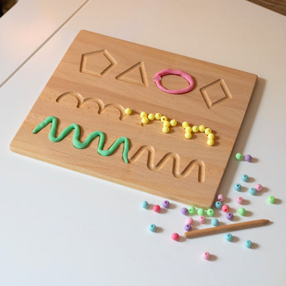 Montessori letterbord voor het oefenen van schrijfbewegingen en fijne motoriek