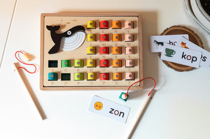 Educatief Montessori hengelspel om letters spelenderwijs te herkennen