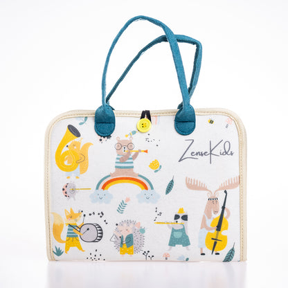 Kind speelt met Montessori activiteitenboek van ZenseKids
