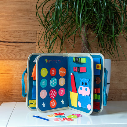 Educatief speelboek voor kinderen met vormen letters en cijfers